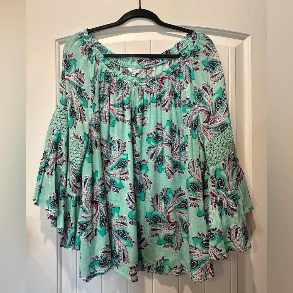 CROWN & IVY WOMEN’S FLORAL BLOUSE WITH CROCHETED SLEEVE INSERT.  SIZE X-LARGE.